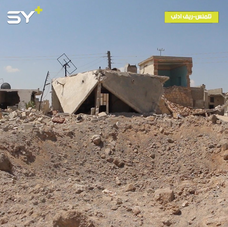 آثار الدمار في بلدة تلمنس بريف إدلب الجنوبي بعد الغارات الجوية التي قتلت مدنيين اثنين وتسببت بخروج مشفى الرحمة عن الخدمة يوم أمس