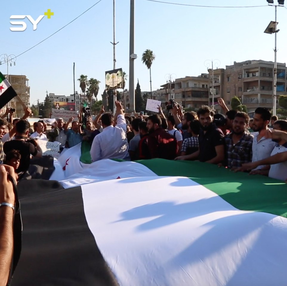 مظاهرة في مدينة إدلب مساء أمس تنديداً بقصف النظام السوري وروسيا على المدنيين.