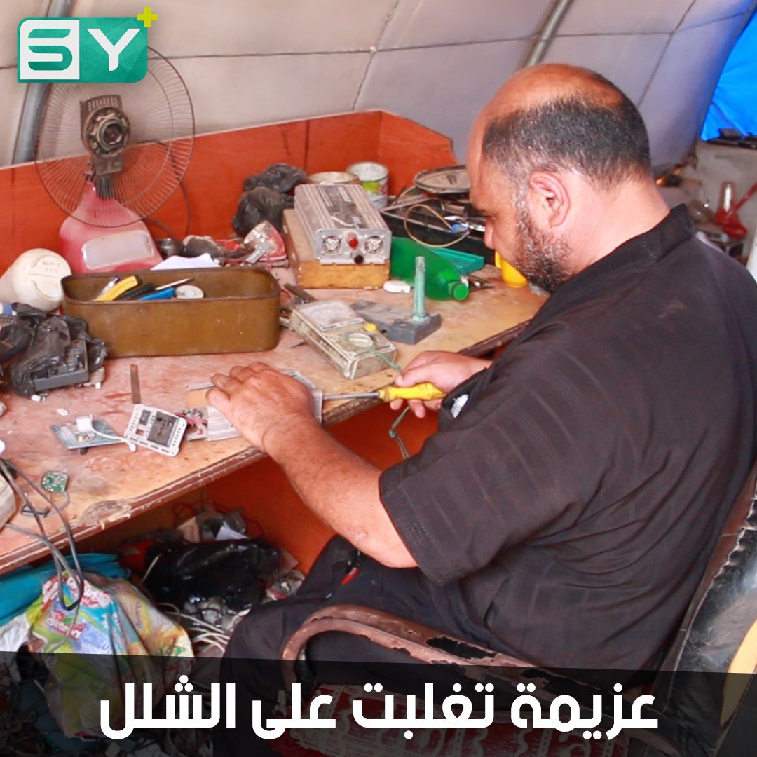 عبدالقادر دباس.. من ذوي الاحتياجات الخاصة عاد لمهنته القديمة ليؤمن معيشة أسرته