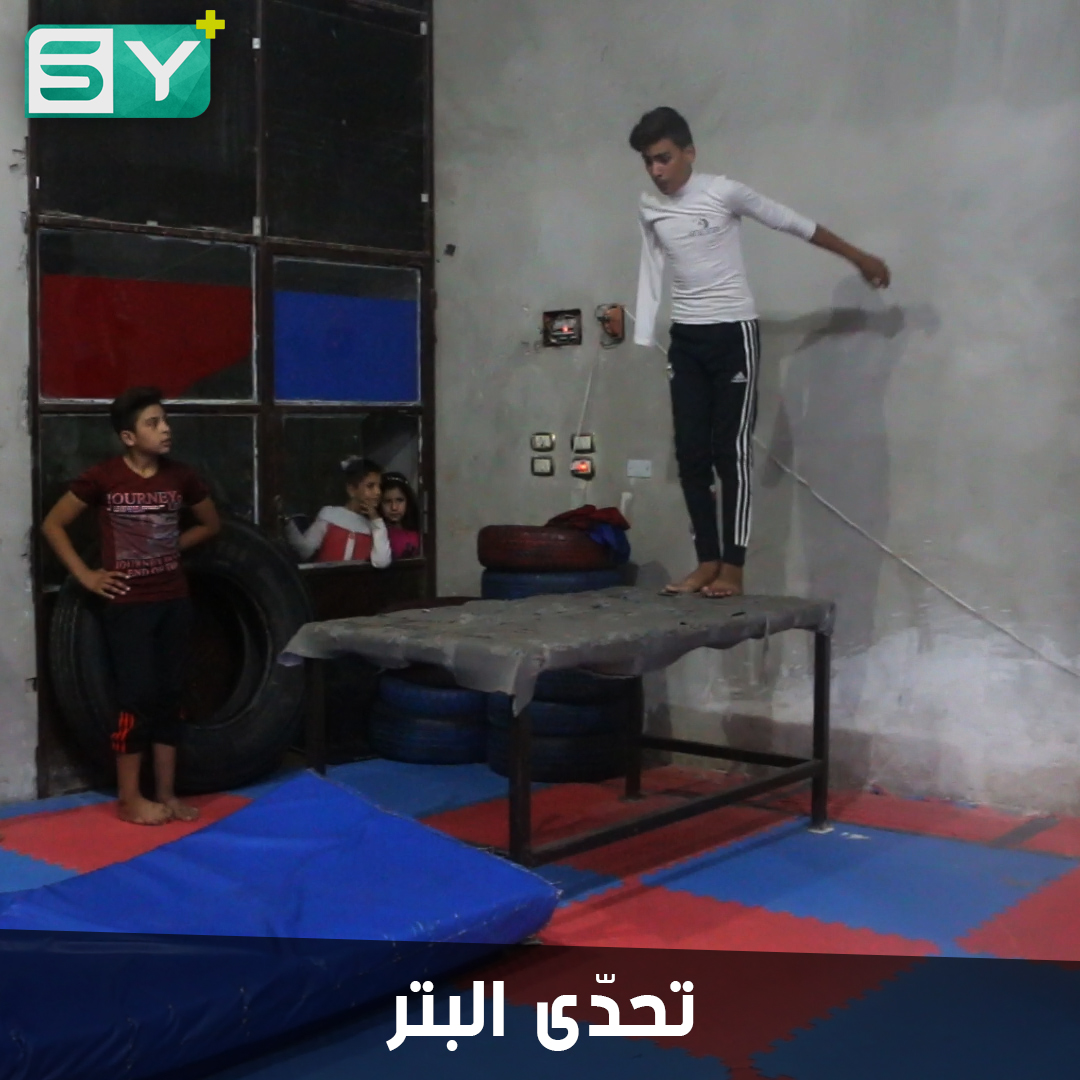 بيد واحدة وعزيمة قوية.. محمد عبد الحي يلعب الجمباز والباركور متحدياً إصابته