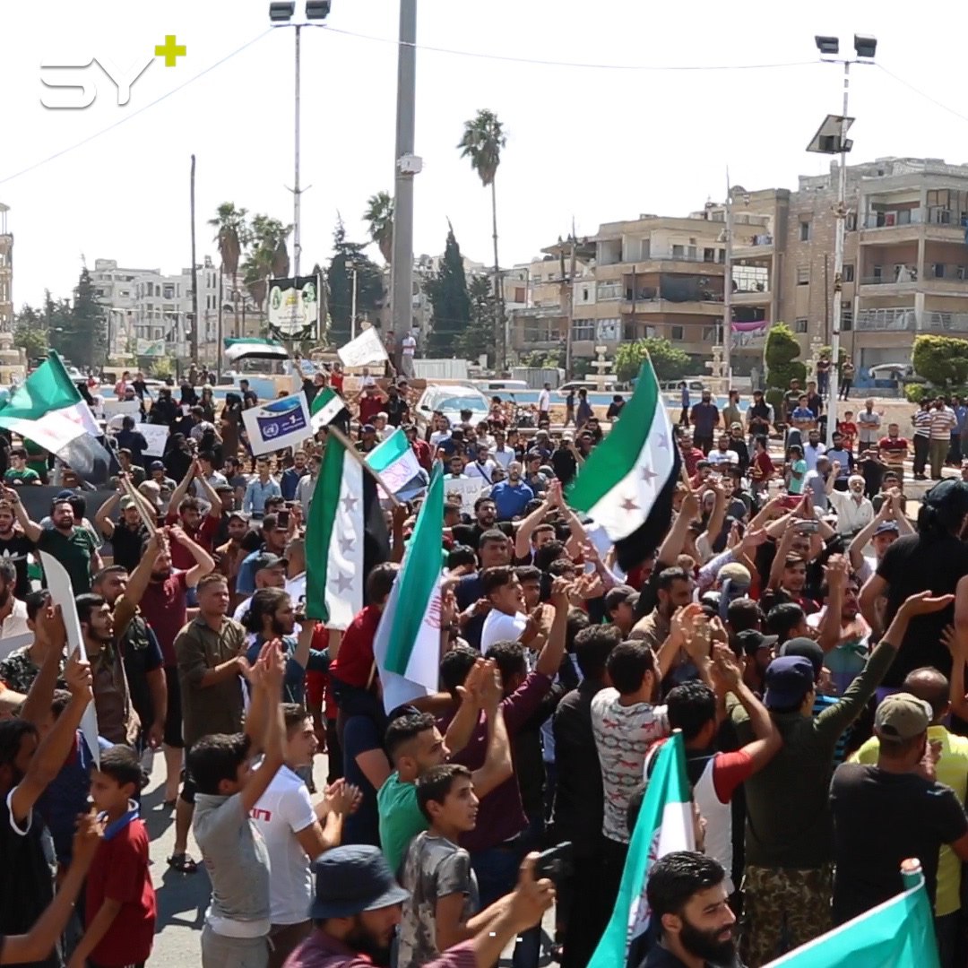 مظاهرة سلمية في مدينة إدلب تطالب بالحرية وإسقاط نظام الأسد