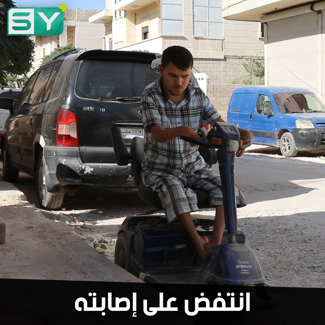 يتنقل على عربة صغيرة ويزحف على ركبتيه ليصل إلى محله التجاري متحدياً الإصابة!