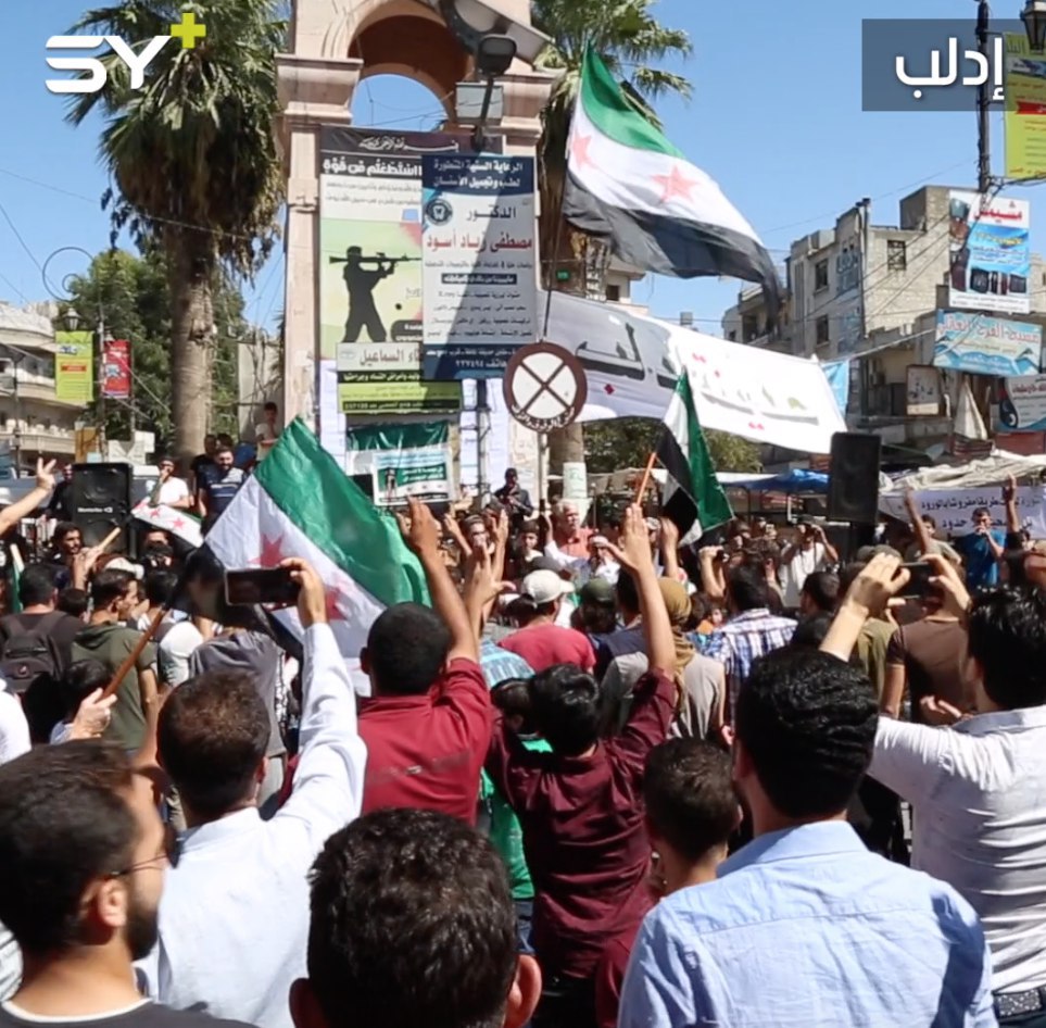 مظاهرة سلمية في ساحة الساعة وسط محافظة إدلب تطالب بالحرية وإسقاط النظام