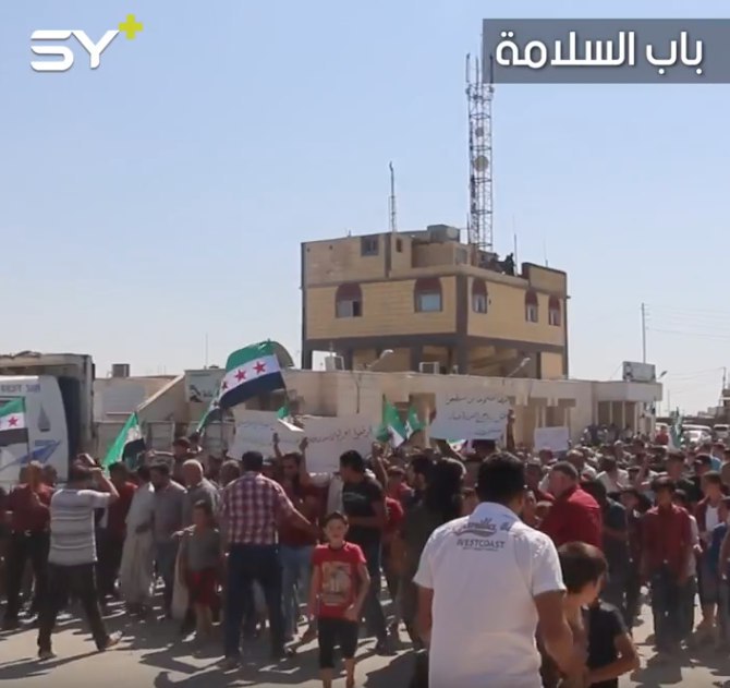 متظاهرون في معبر باب السلامة يطالبون بالعودة إلى ديارهم ويعلنون تضامنهم مع إدلب