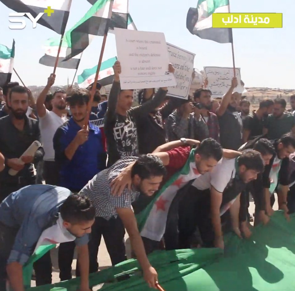 مظاهرة طلابية في مدينة إدلب تضامناً مع دير الزور وتأكيداً على استمرار الثورة السورية