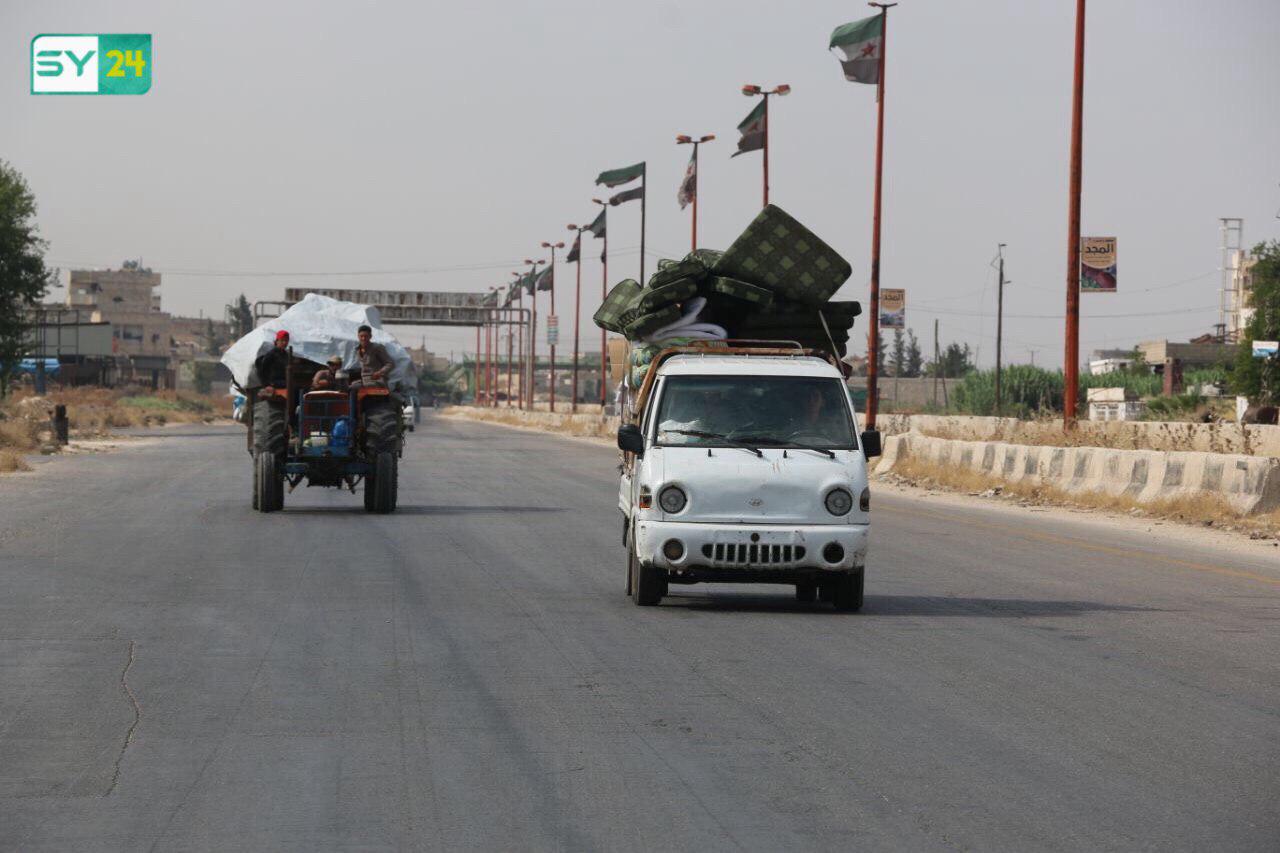 الآلاف يعودون إلى منازلهم في ريف إدلب بالتزامن مع إطلاق تحذيرات للنازحين