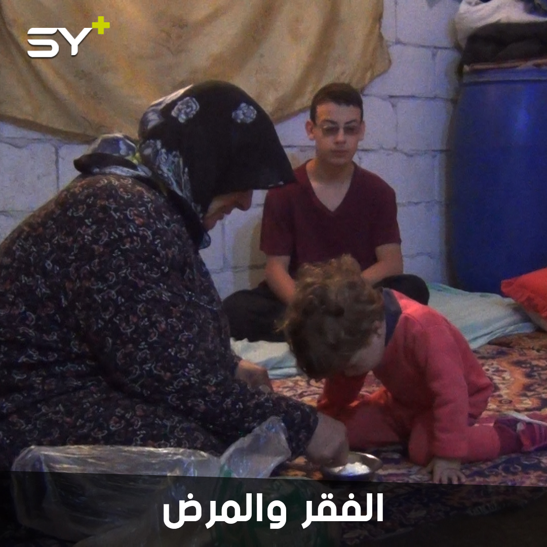 في منزل ليس له أبواب وشبابيك.. ثلاثة إخوة أطفال يعانون من الفقر وضعف البصر