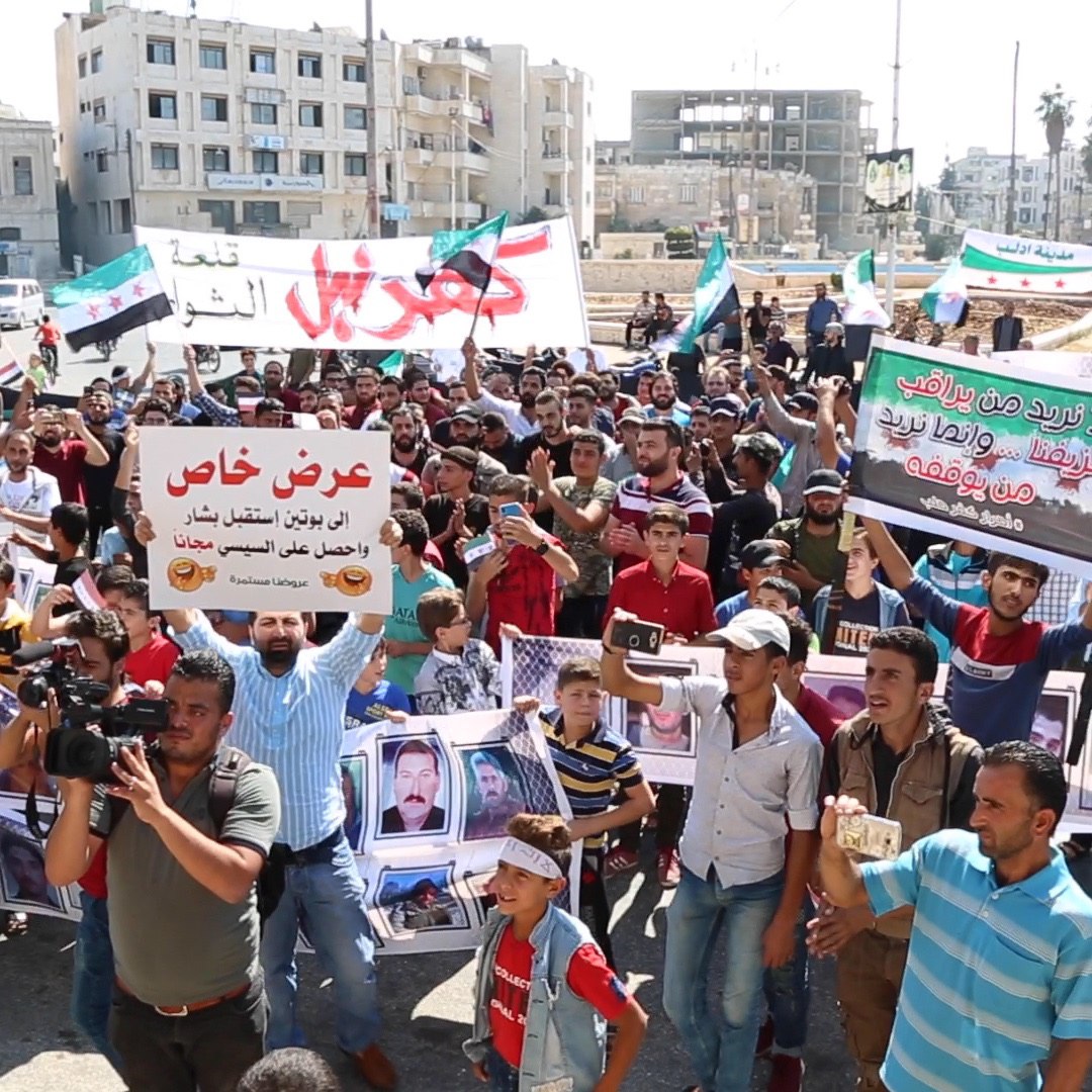 مظاهرة سلمية وسط مدينة إدلب تطالب بالحرية وإسقاط النظام وإطلاق سراح المعتقلين