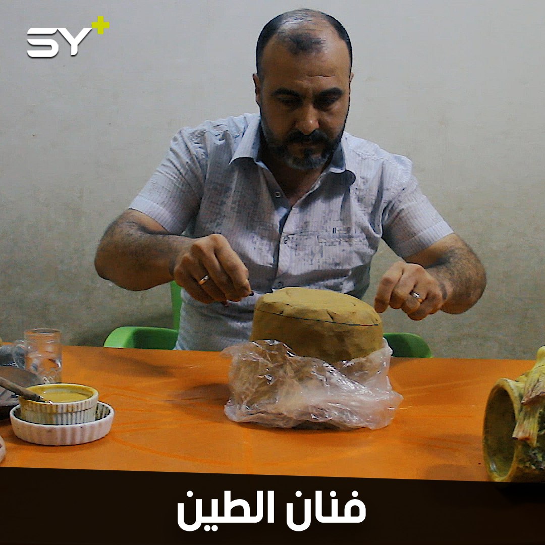 مصطفى ديب يرسم بالطين والفخار أشكالاً مميزة منذ 20 عاماً