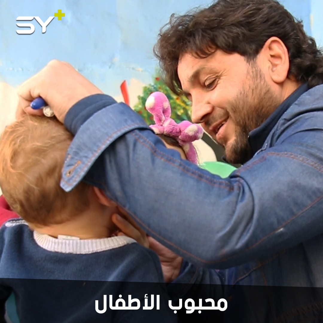 عزيز الأسمر.. فنان صديق للأطفال يشاركونه الرسم على الجدران