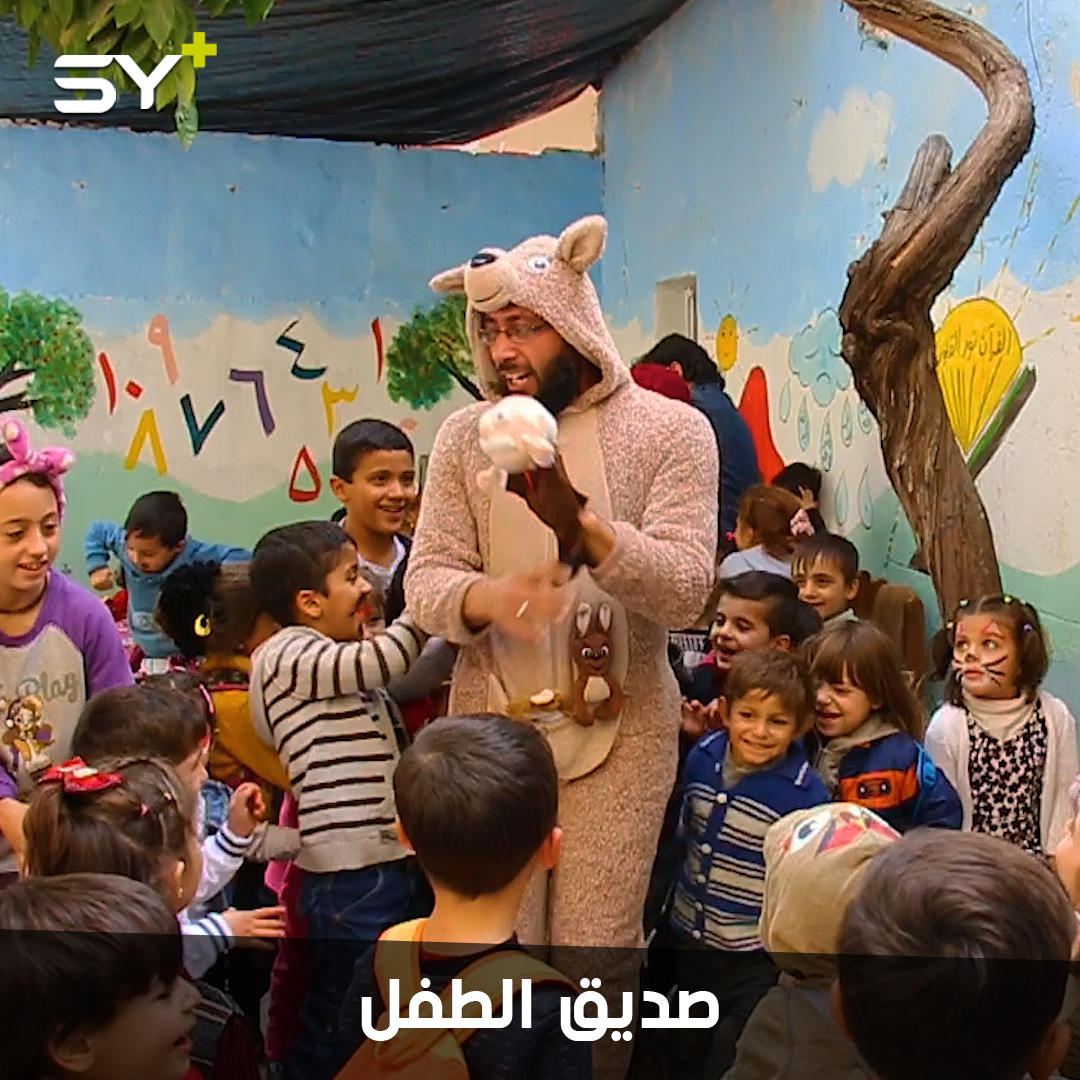 فراس الأحمد.. شاب يكرس مواهبه لسعادة الأطفال وإبعادهم عن الحرب