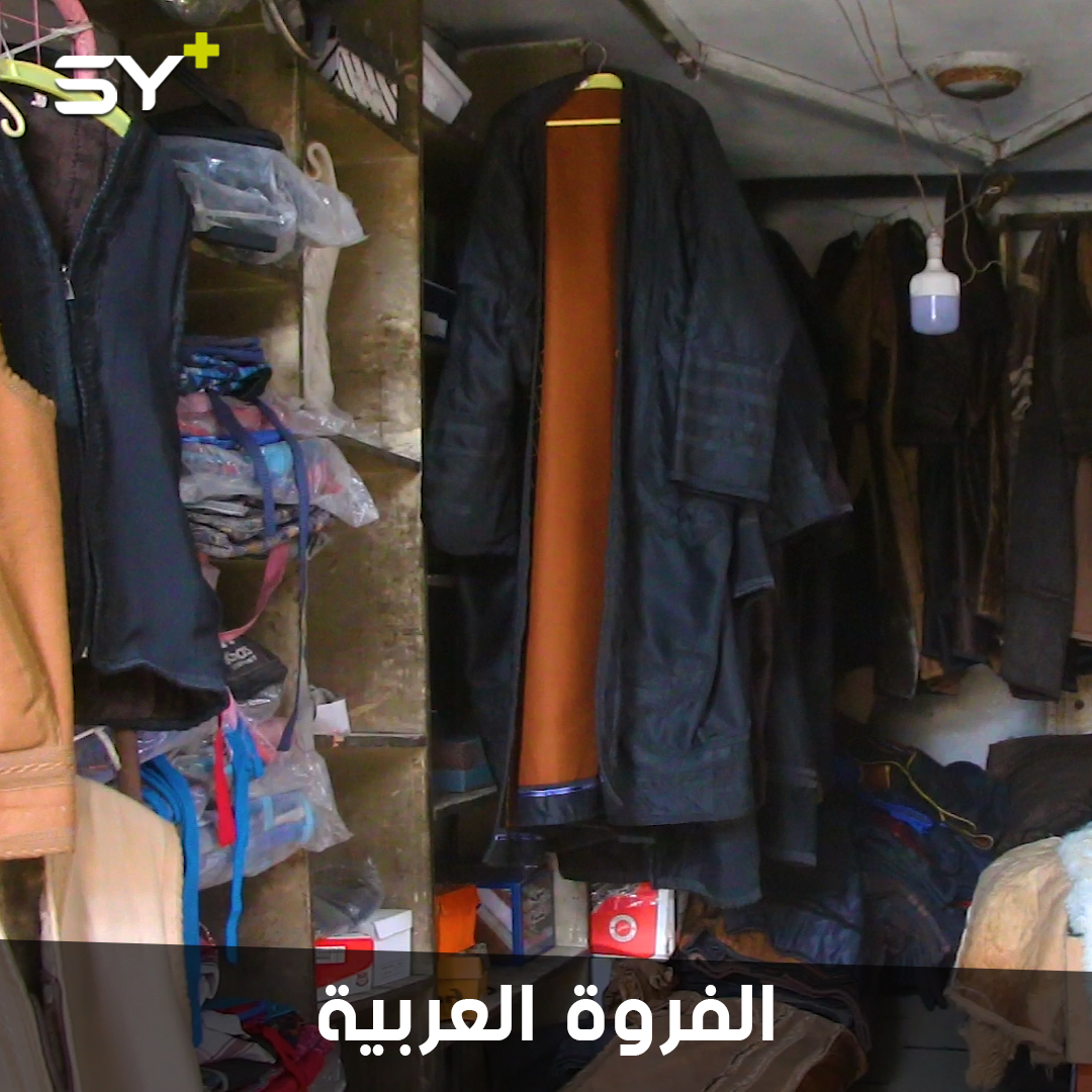 حسام فيلوني.. صاحب مشغل خياطة ينتج عباءات شتوية للرجال تسمى “الفروات”