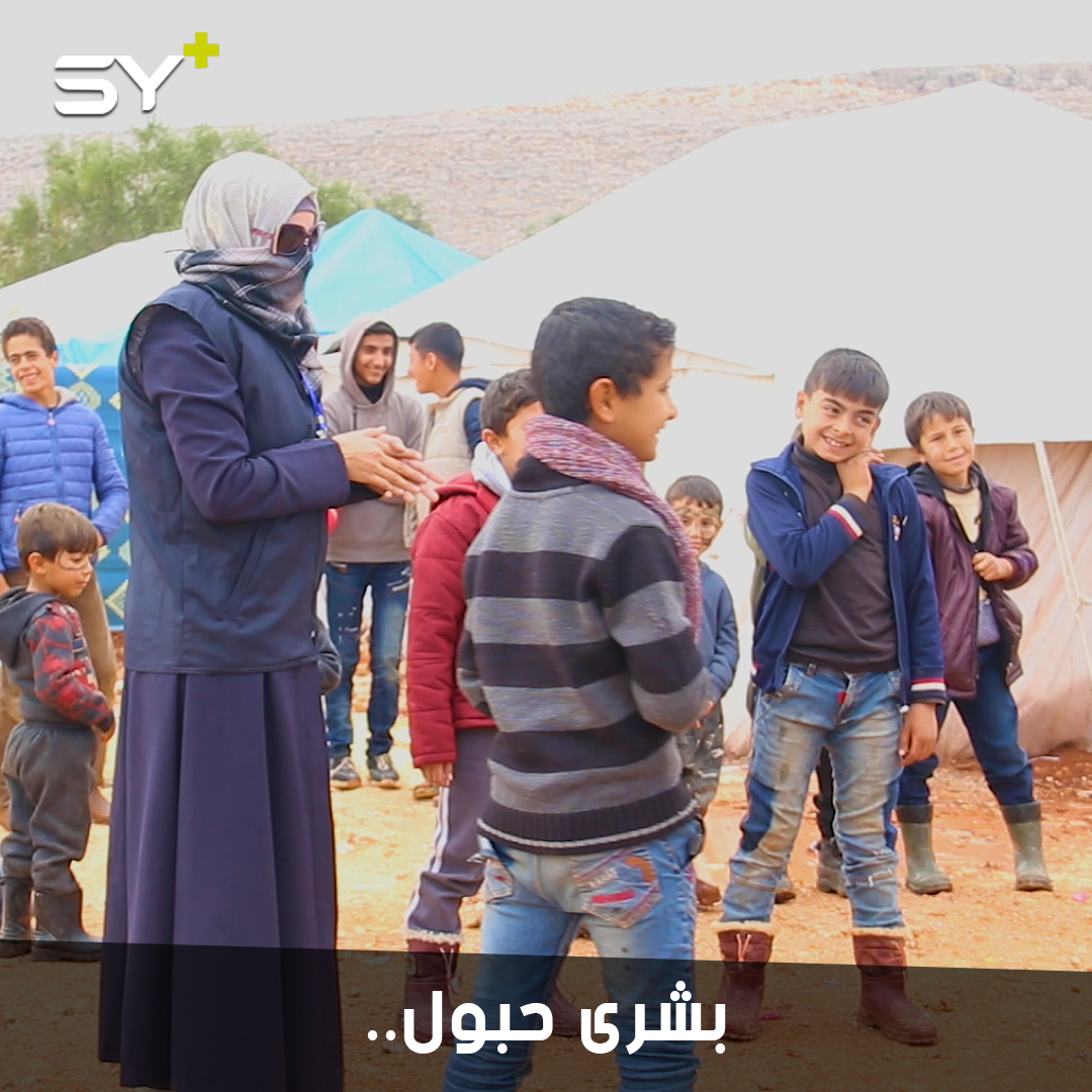 بشرى حبول.. رسامة مهجرة تقيم نشاطات ترفيهية للأطفال الأيتام