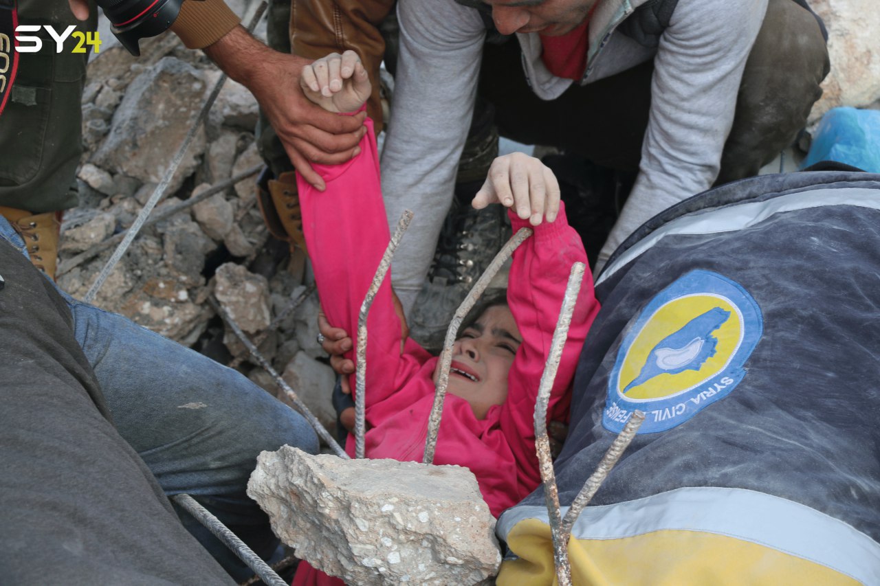 صور مؤلمة لطفلة عالقة تحت الأنقاض تنهمر بالبكاء بعد قصف منزلها في ريف إدلب