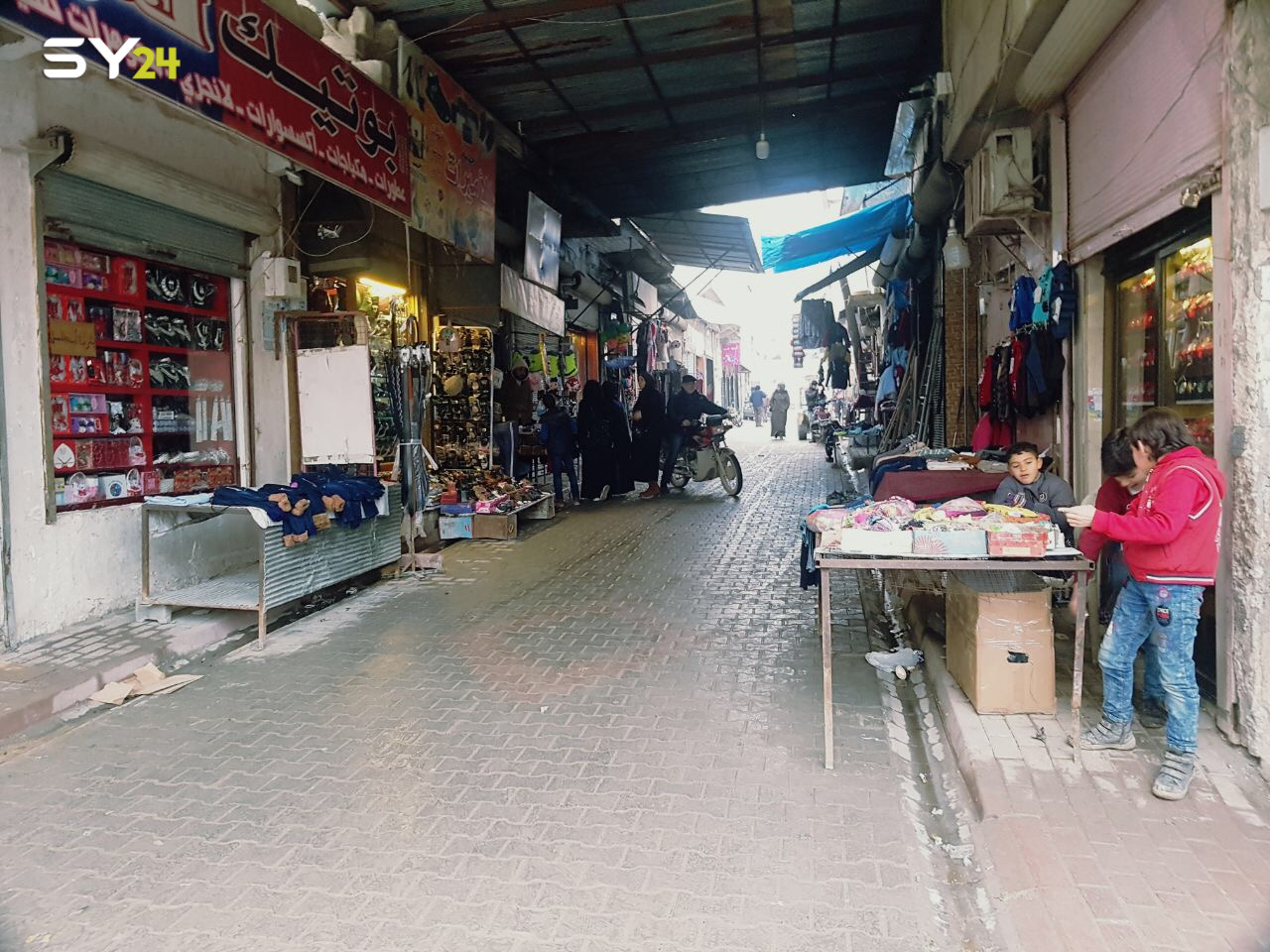 انخفاض قيمة الليرة يدفع الناس إلى مغادرة الأسواق في إعزاز