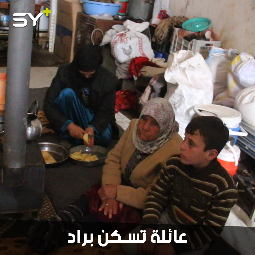 نازحون من معرة النعمان لم يجدوا مكاناً يأويهم إلا براد فواكه