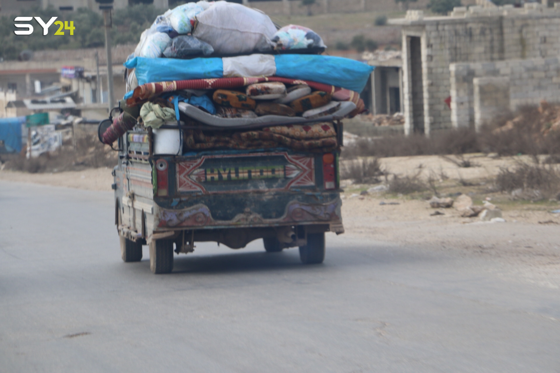قصف مكثف للنظام وروسيا على إدلب وحلب.. ونزوح المزيد من السكان باتجاه الحدود
