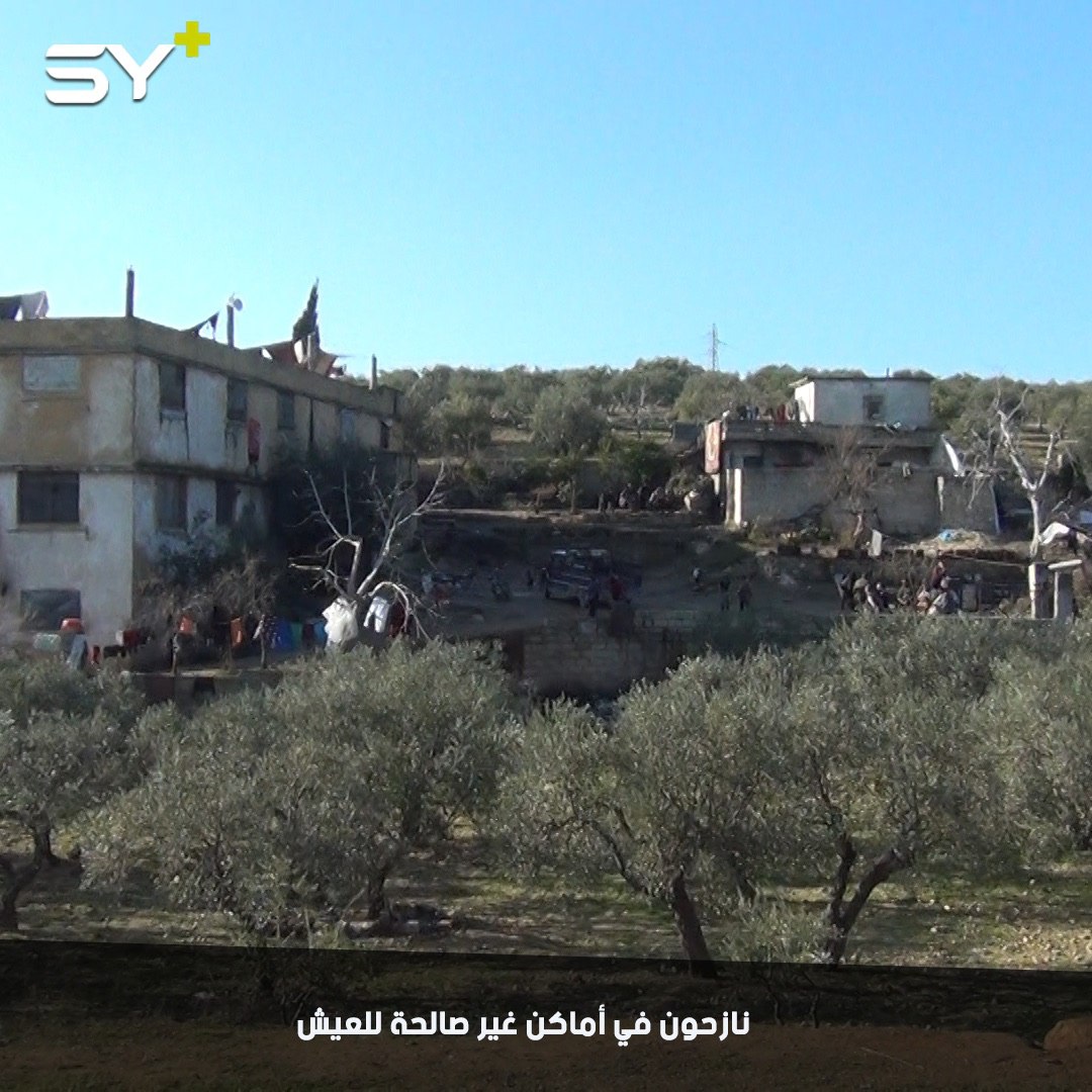 عشرات العوائل النازحة من معرة النعمان تعيش في مدجنة لتربية الدجاج في بلدة إسقاط بريف إدلب الشمالي