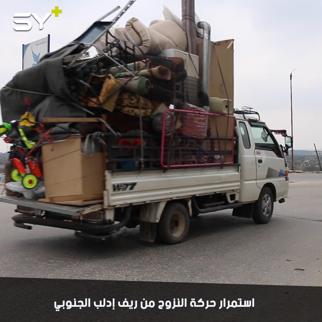 بحرقة قلب.. مُسنة نازحة لم تستطع حبس دموعها حزناً على ديارها بعد إجبارها على النزوح