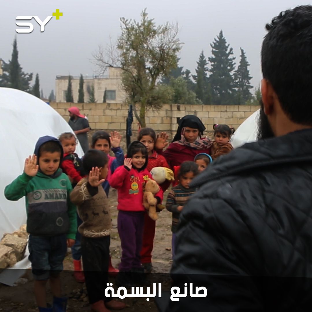 شاب من ريف حلب يتحدى إصابته متجولاً بين المخيمات ليرسم البسمة على وجوه الأطفال