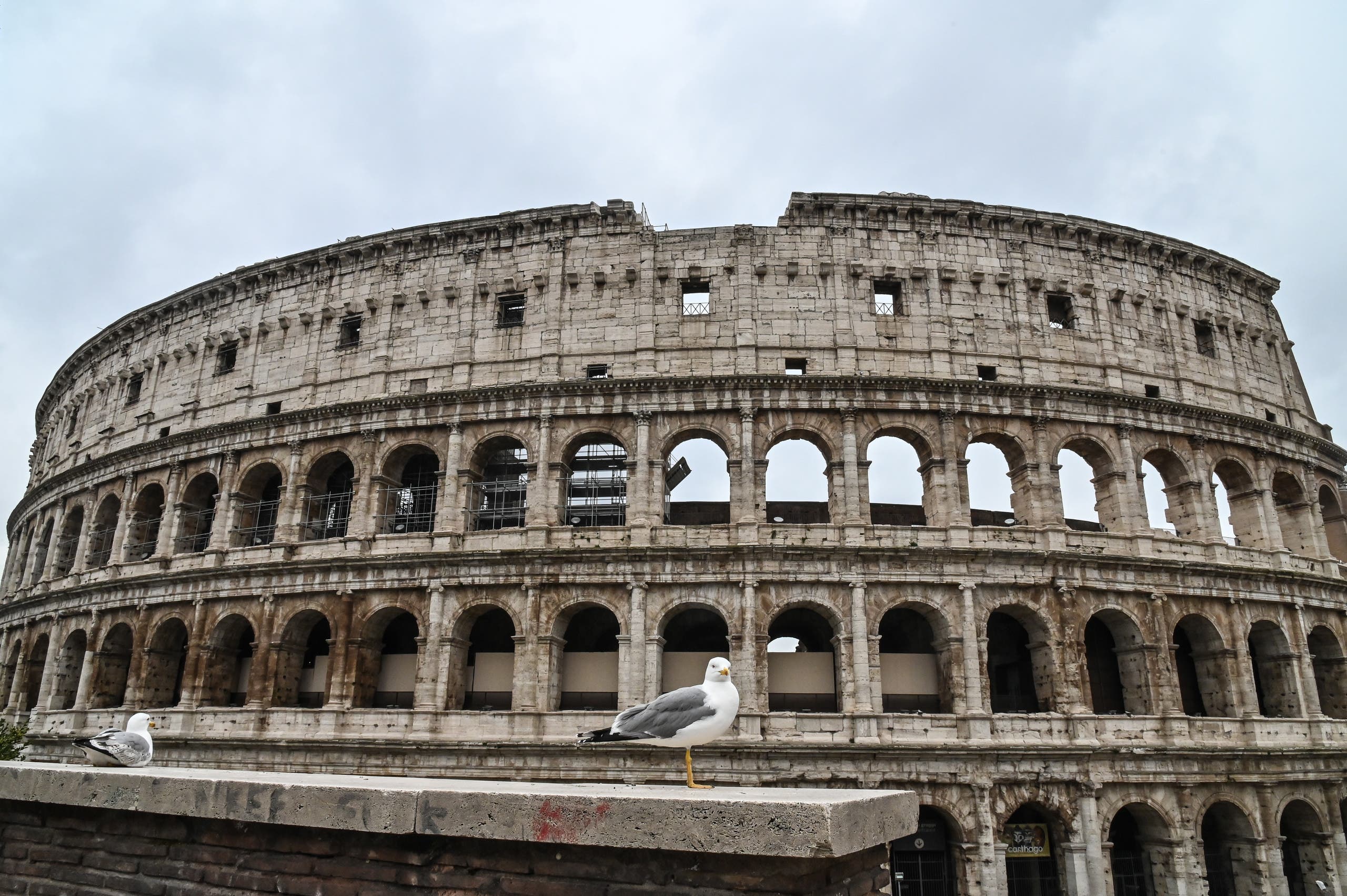 العالم يغلق أبوابه.. كورونا يشل معظم الدول