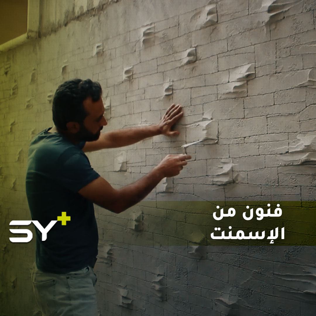 أحمد نجار.. شاب مهجر يبدع في صناعة الديكورات باستخدام مواد بسيطة