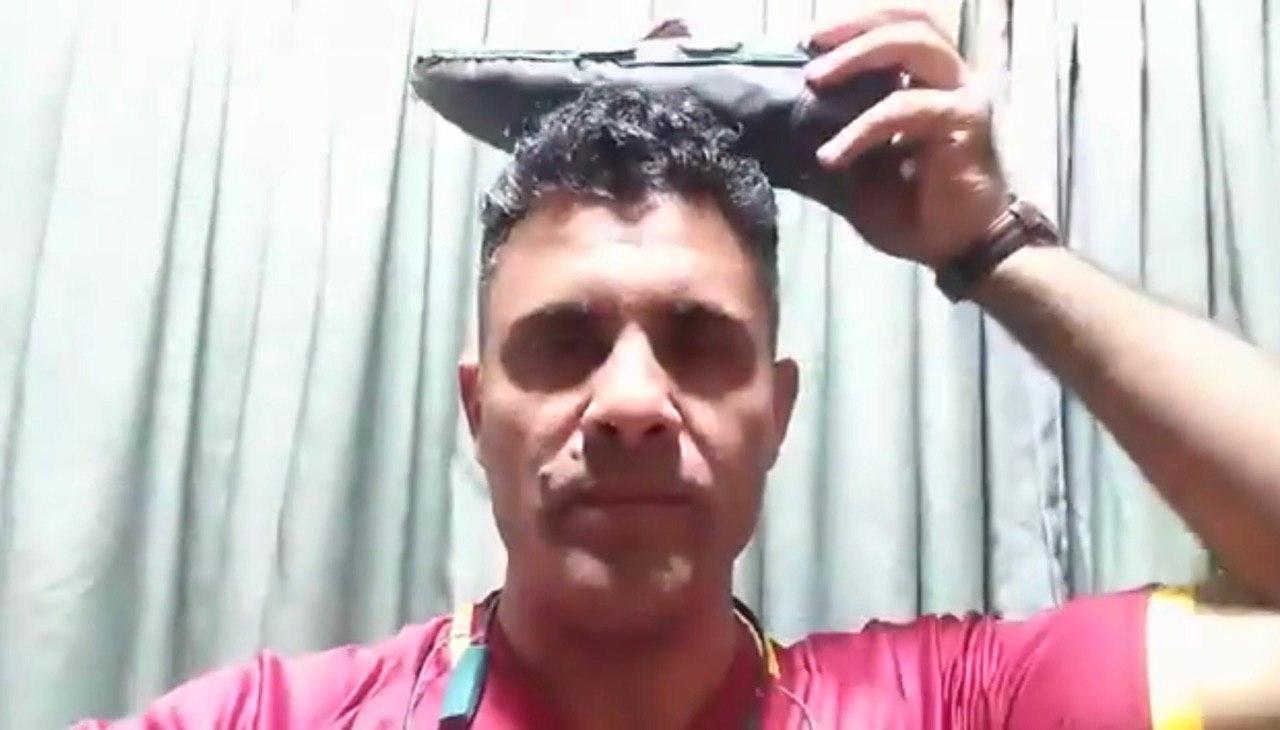 شتم النظام سابقا.. شاب يدعو السوريين لتقبيل حذاء الأسد!