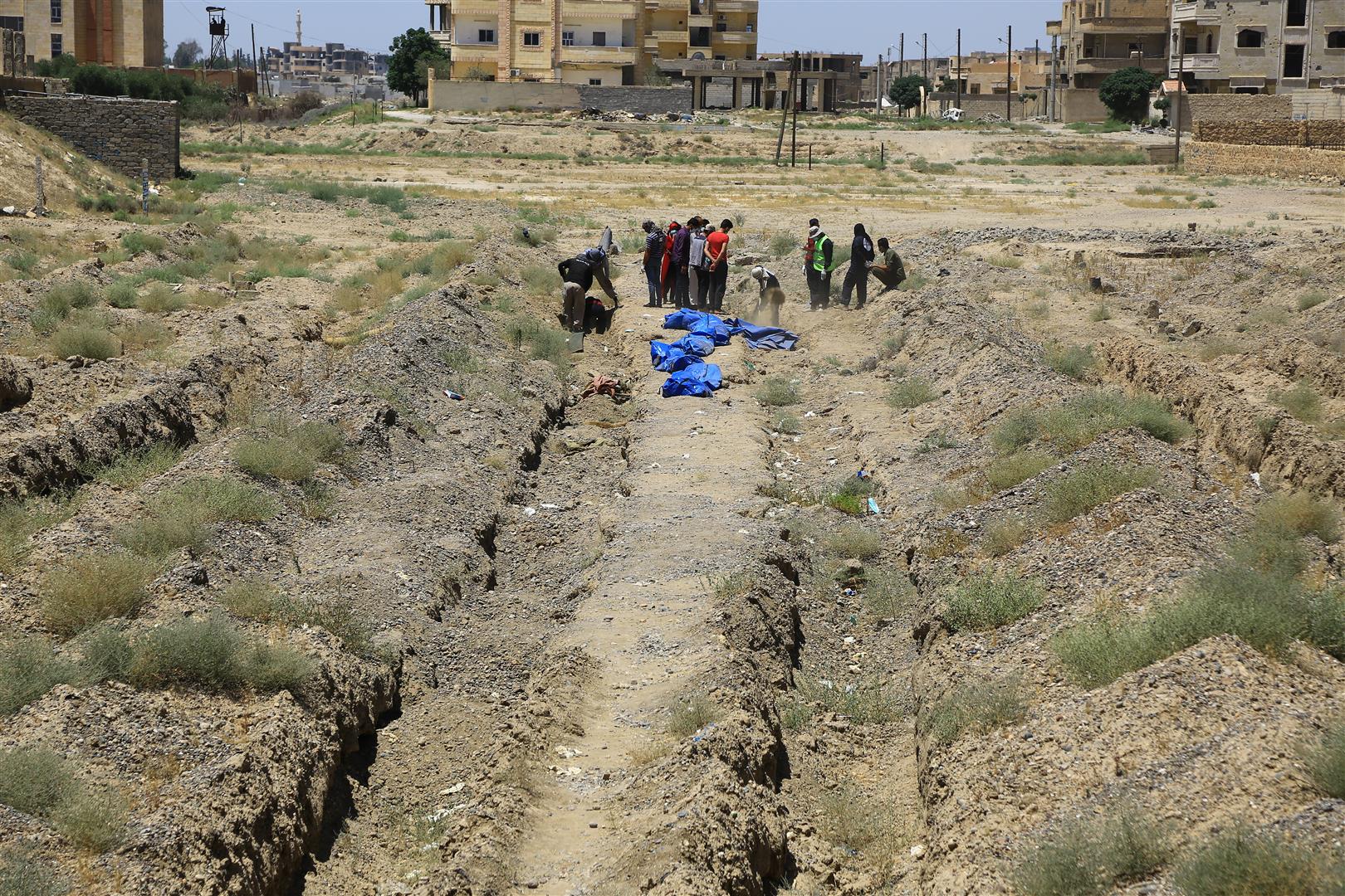 الرقة.. استمرار اكتشاف المقابر الجماعية وانتشال ضحايا أعدمهم داعش