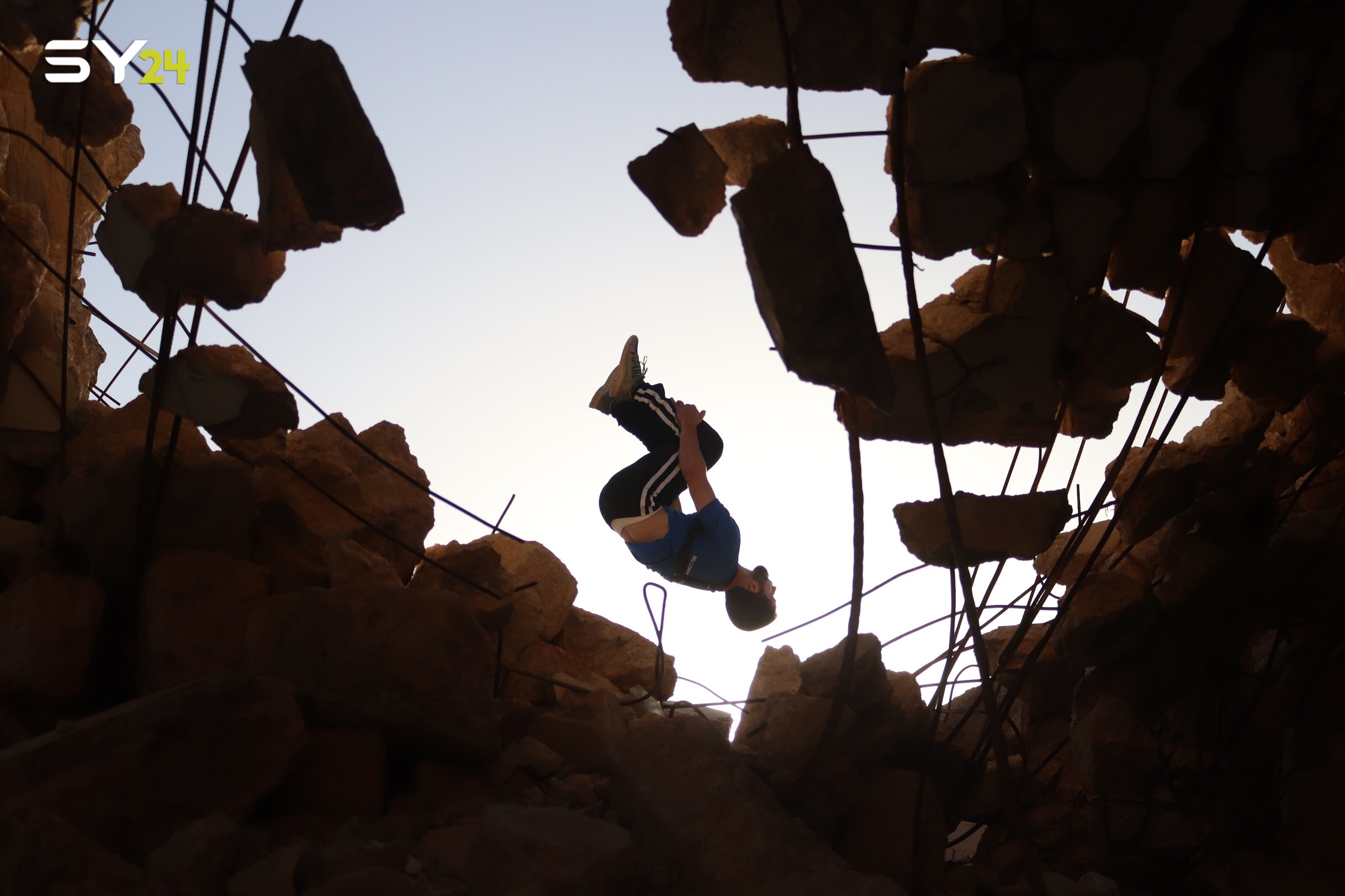 إدلب.. شبان يمارسون رياضية شهيرة في أماكن دمرتها طائرات النظام وروسيا