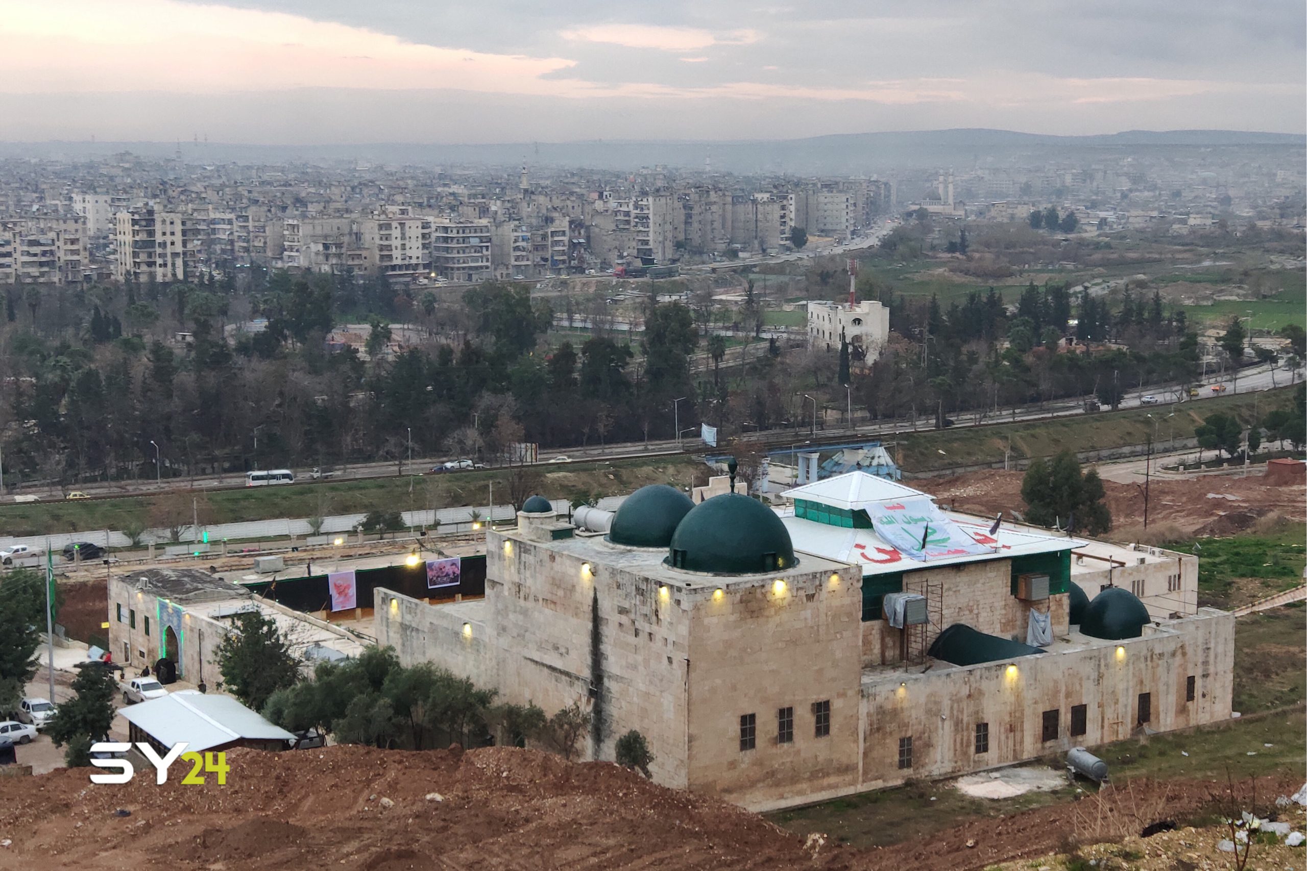 حلب.. المفتي “حسون” يحضر عزاء طبيب توفي بكورونا.. والخوف يسود المدينة