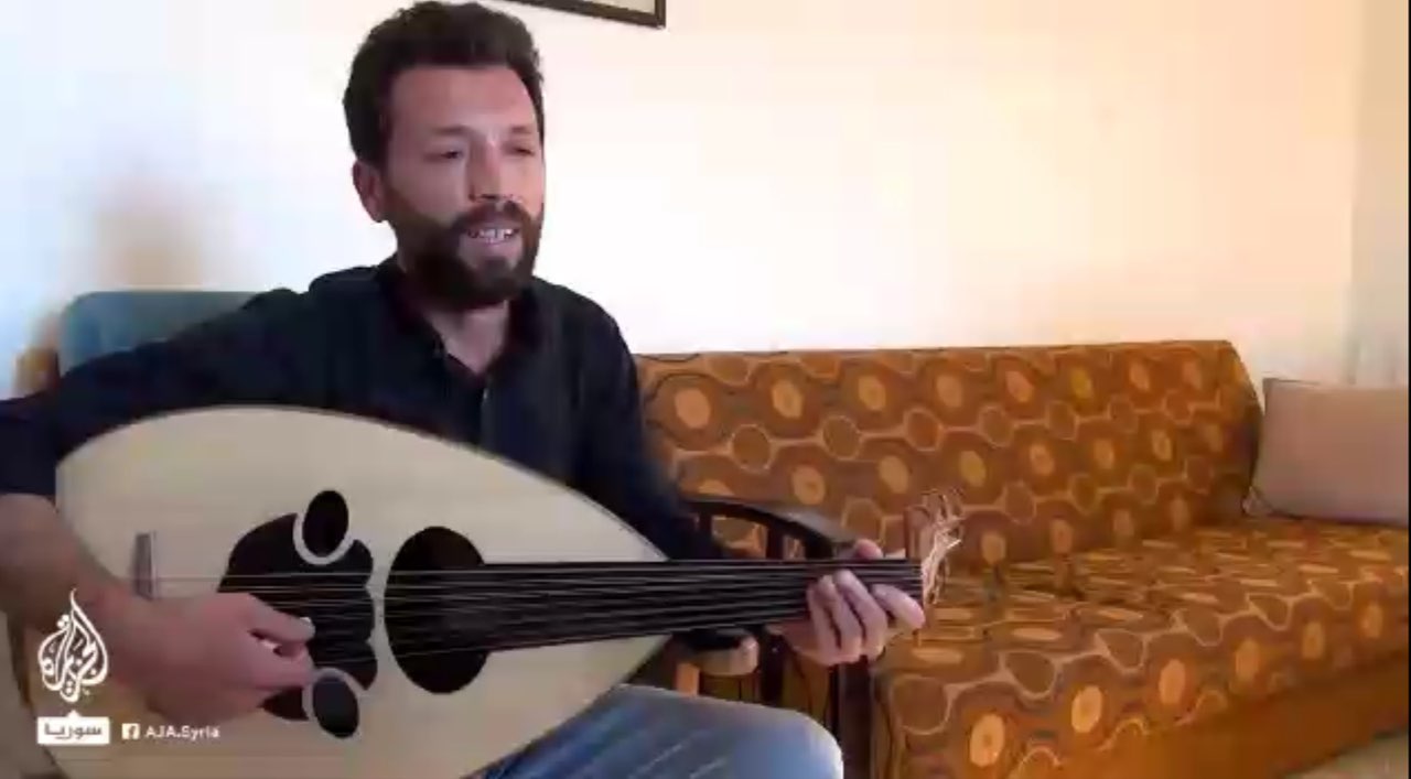 “كان يبحث عن ضناه”.. فنان سوري يشعل مواقع التواصل (فيديو)