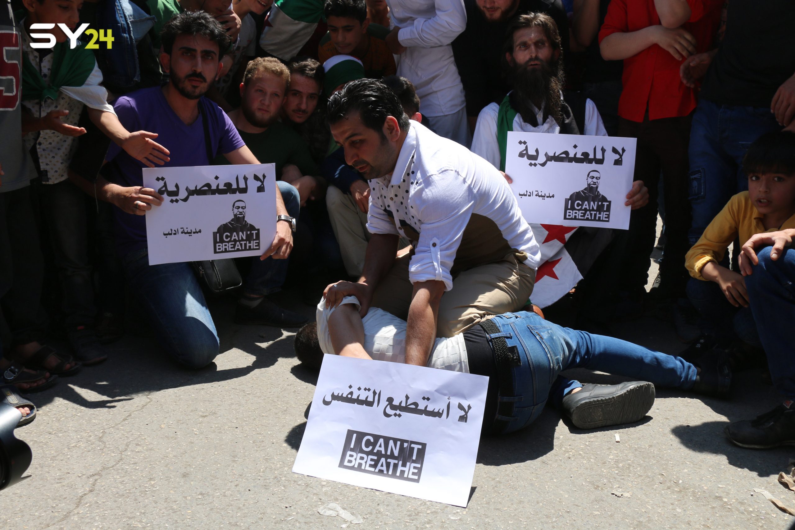 إدلب.. مدنيون يطالبون بإسقاط الأسد ويرفضون التمييز العنصري