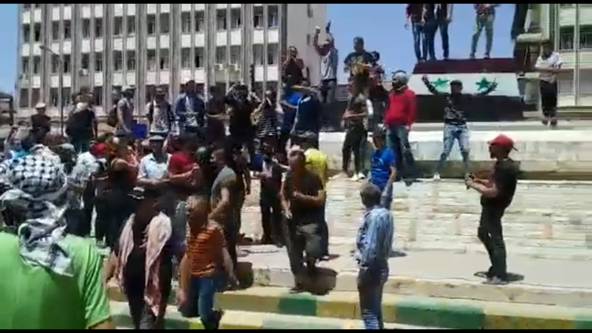 السويداء تنتفض.. شعار جريء يُذكّر ببدايات الثورة: “سوريا لينا وما هي لبيت الأسد” (فيديو)