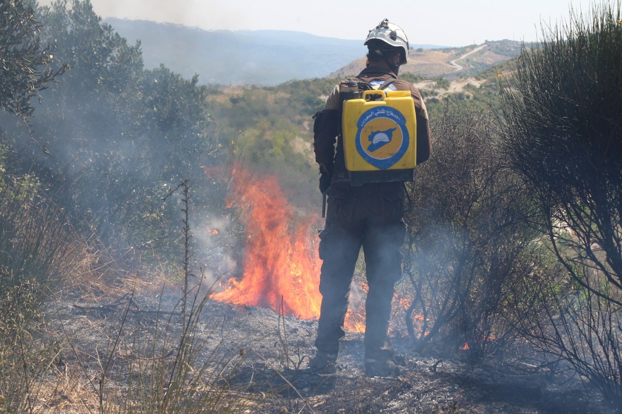 الدفاع المدني يخمد 9 حرائق في ريف إدلب ويقوم بسلسلة أعمال خدمية أخرى