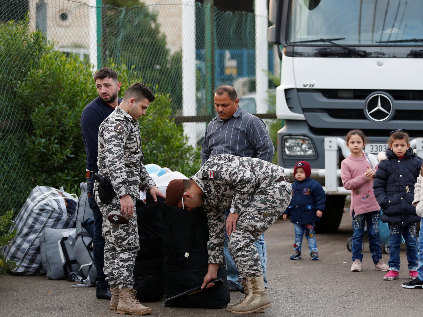 الأمن اللبناني ينسق مع النظام لعودة رعاياه.. وتجاهل لمصير السوريين العالقين في لبنان
