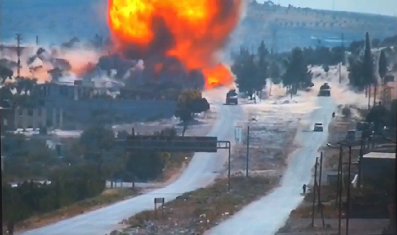 سيارة مفخخة تستهدف الجيش الروسي في إدلب (فيديو)