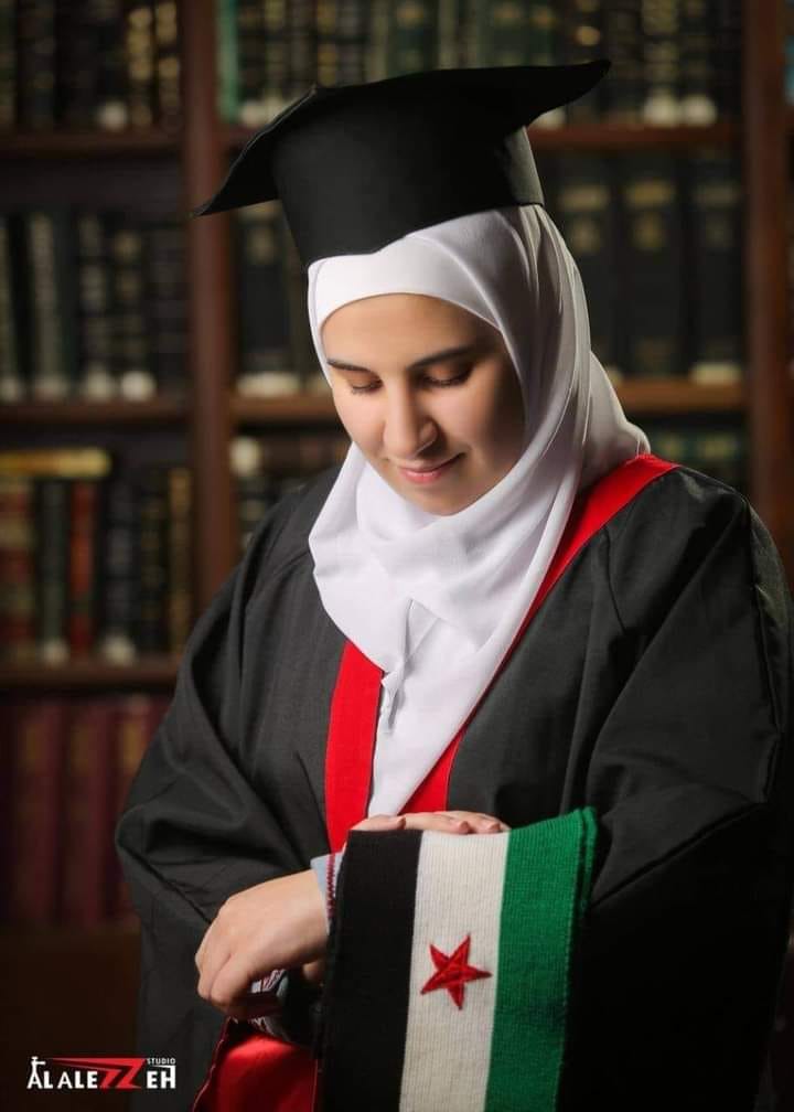 طالبة سوريّة تتفوق بالمرتبة الأولى في الثانوية العامة بالأردن وتحرج سفارة النظام