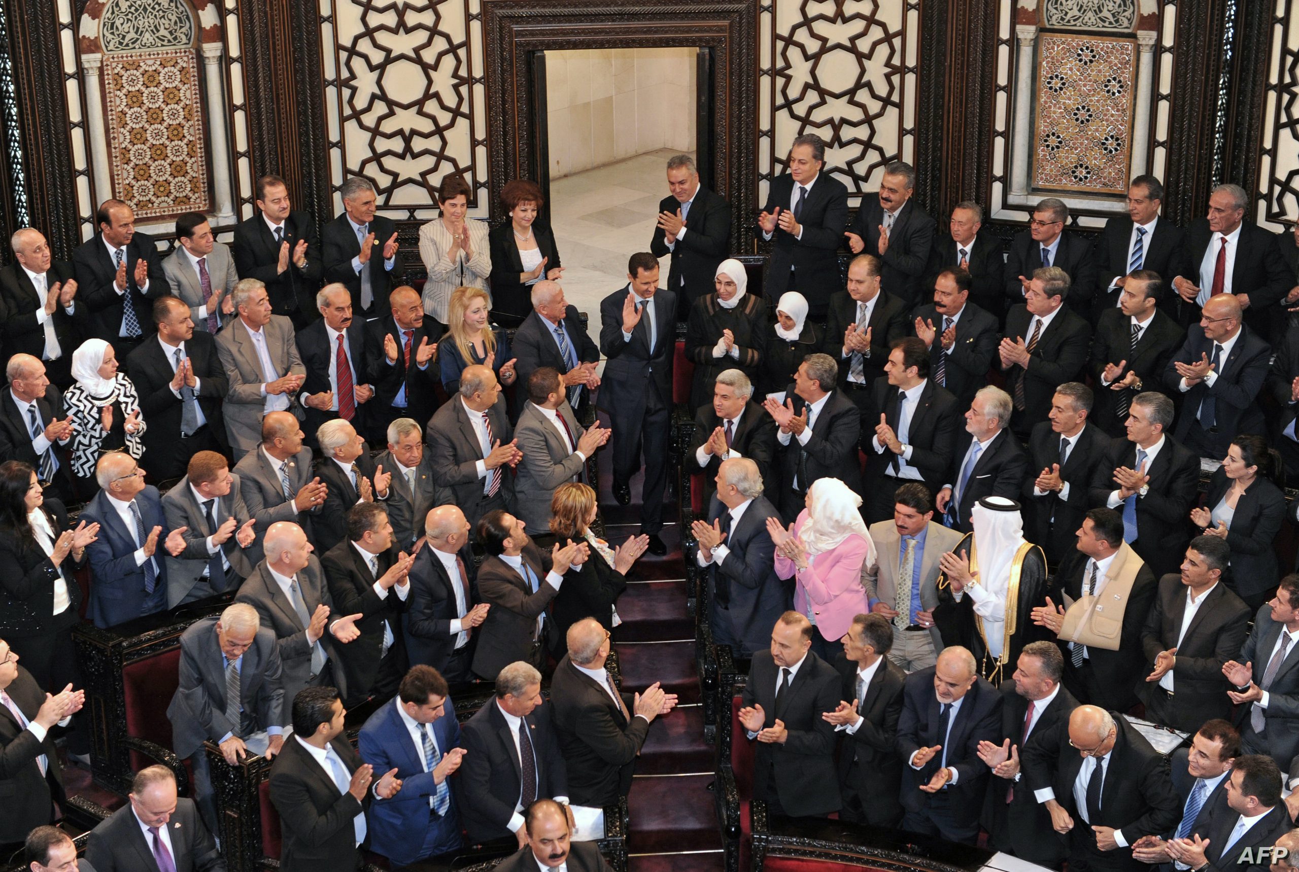 الشبكة السورية: برلمان النظام “مجلس حرب”.. و56 من أعضائه متورطون بانتهاكات فظيعة