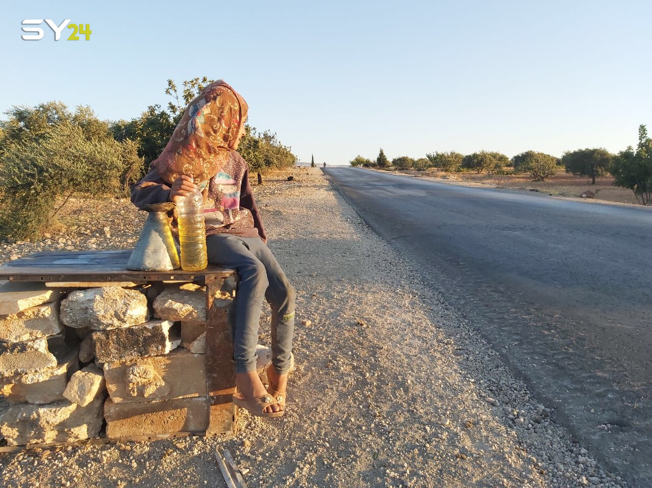 بدلا من اللعب.. طفلة تبيع المحروقات في شوارع إدلب!