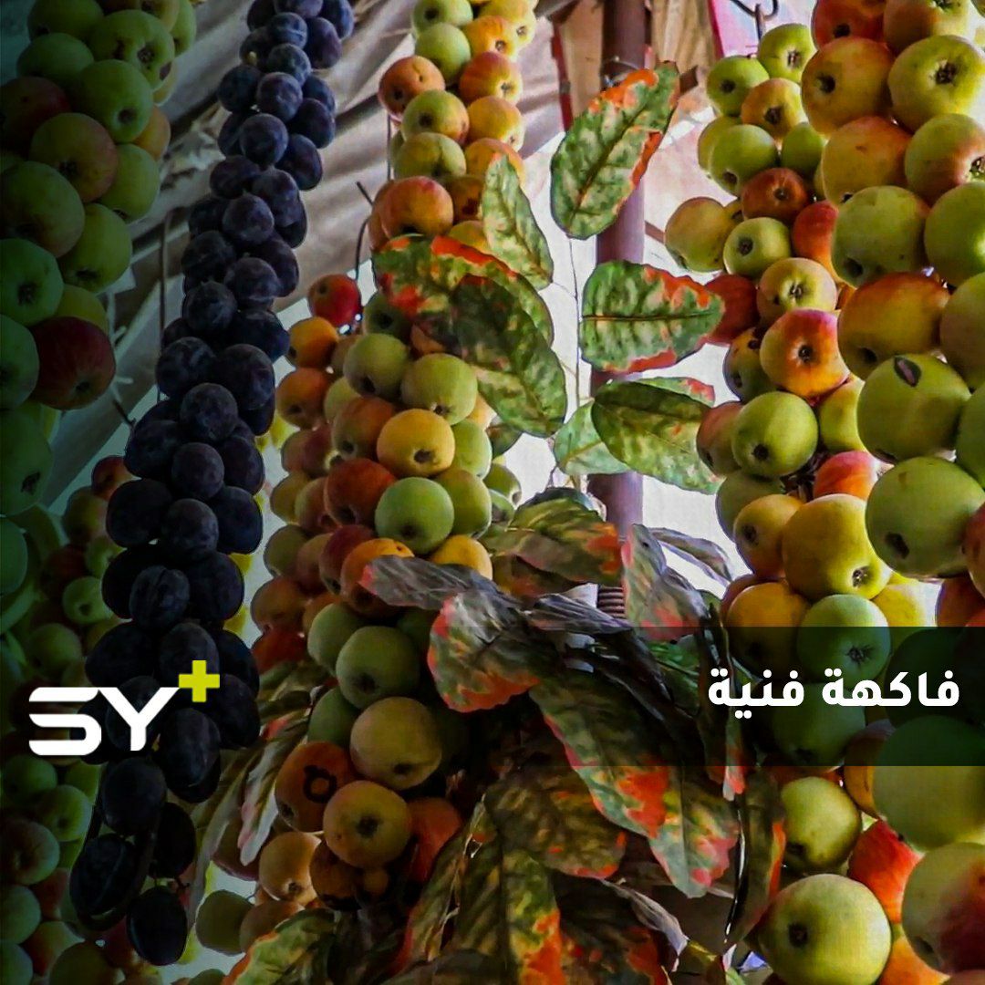 “العين تأكل قبل الفم أحياناً”.. أبو أحمد يصنع العصائر ويجذب زبائنه بهذه الطريقة