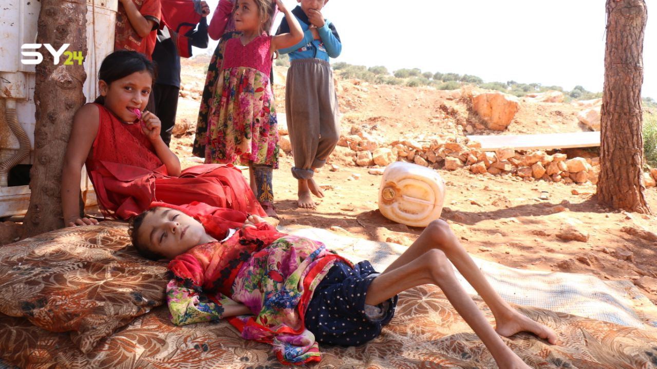 المرض يزيد من معاناة طفلة نازحة في إدلب