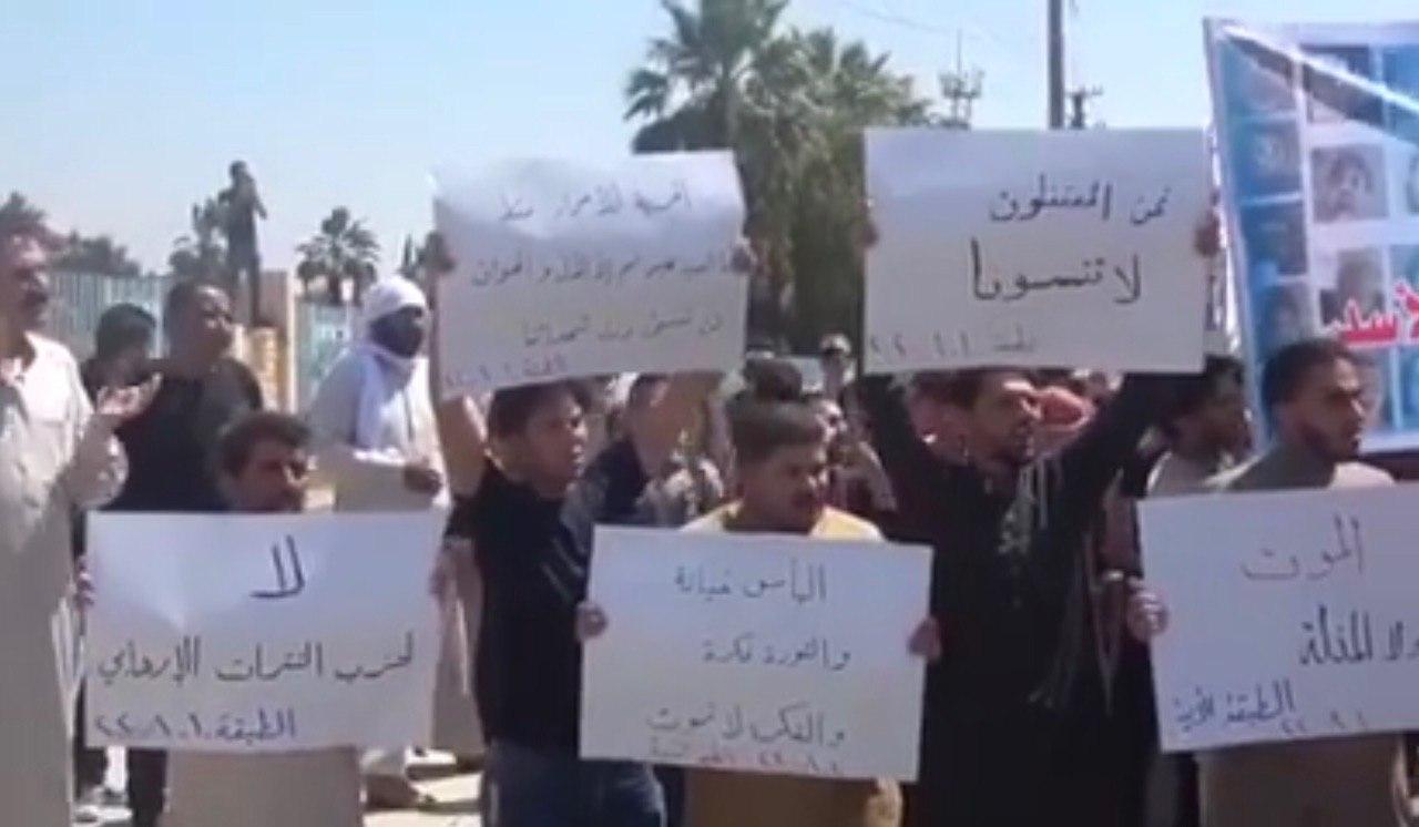 “يسقط بشار الأسد”.. أهالي الطبقة يتظاهرون ضد النظام ويتضامنون مع دير الزور