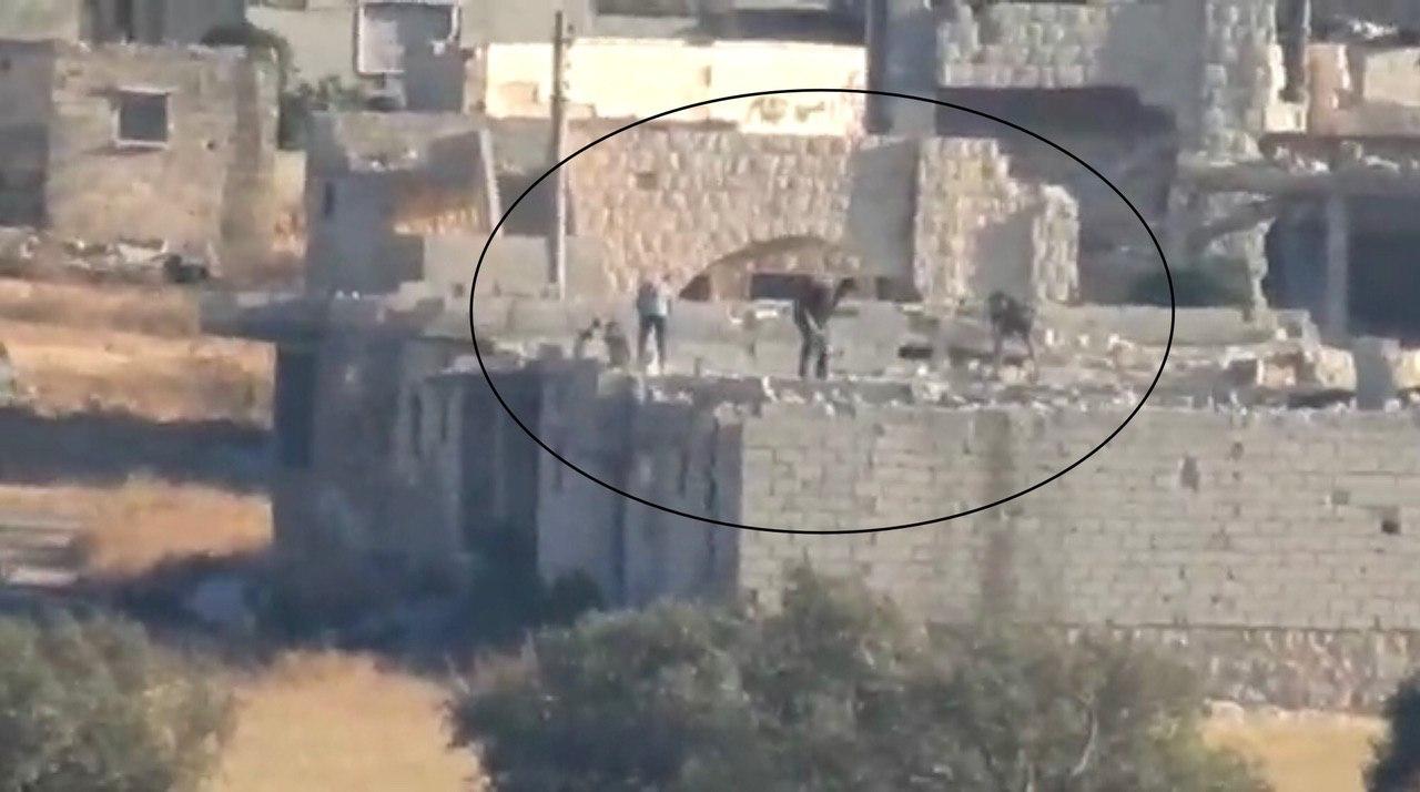 سراقب.. عناصر النظام يدمرون منازل المدنيين لسرقة حديدها!