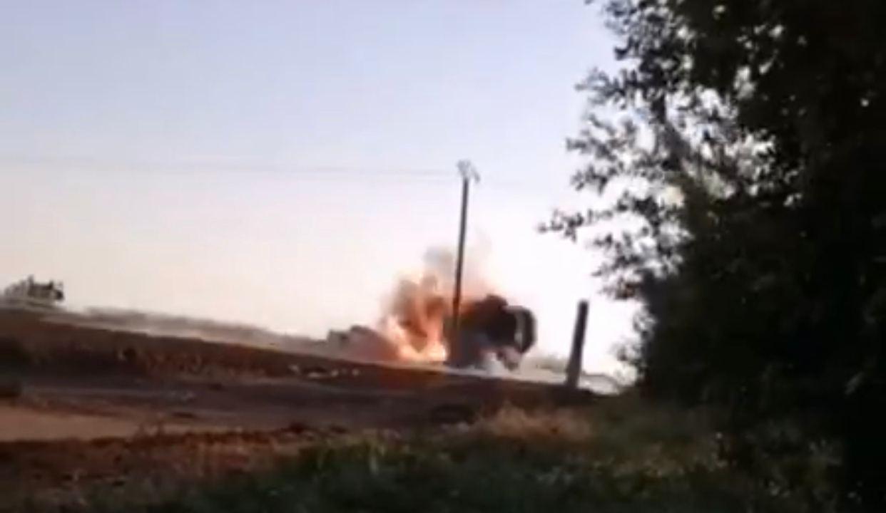 ناشطون يتداولون شريطا مصورا يظهر استهداف سيارة للمخابرات في درعا