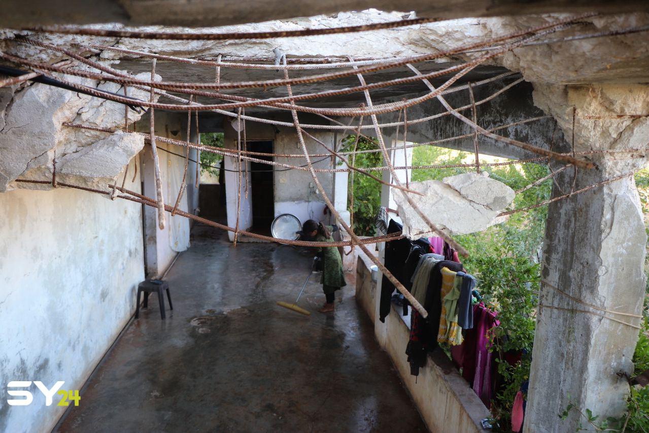 فقر وخوف.. نازح يعود لمنزله المدمر في إدلب!