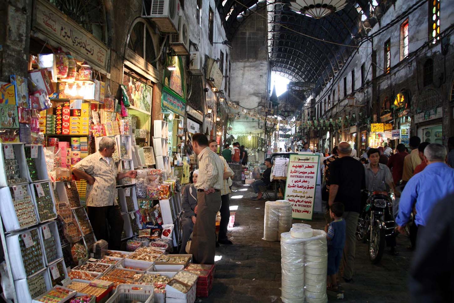 الأسرة تحتاج لـ 300 ألف ليرة سوريّة شهرياً.. إليك أبرز أسعار السلع في دمشق!