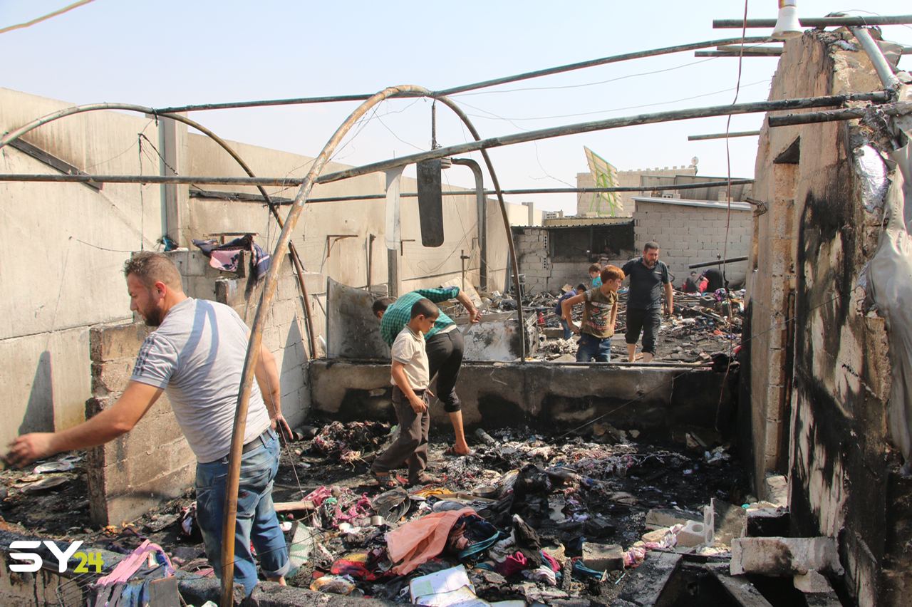 صور من مخيم باب السلامة في ريف حلب الشمالي، الذي اندلع فيه حريقا ضخما فجر اليوم الخميس.