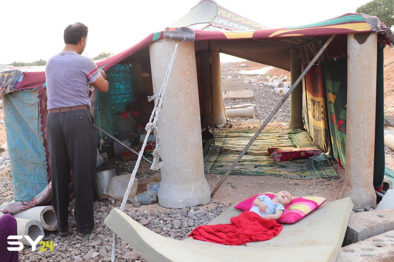 نازح سوري يبني خيمته من “أنابيب” الصرف الصحي!