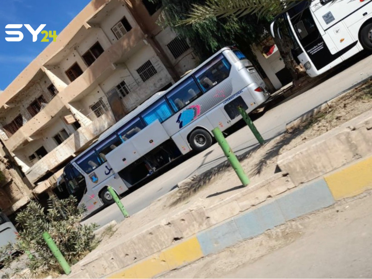 أربع حافلات تصل إلى مدينة البوكمال شرقي ديرالزور.. من فيها؟