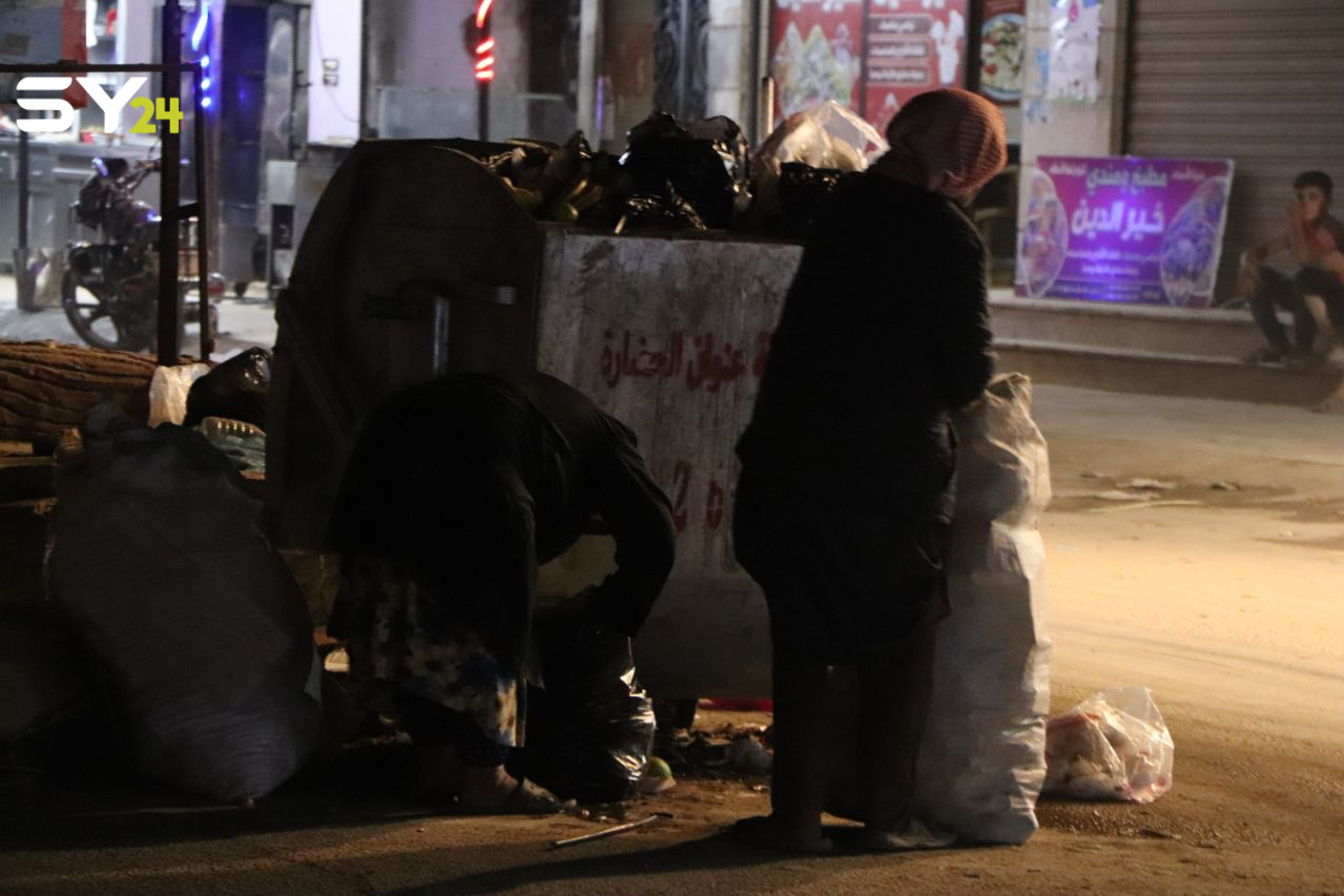 مسن يبحث بين القمامة عن ثمن الخبز لأطفاله.. وزوجته تساعده ليلا فقط!